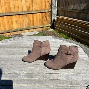 Market & Spruce Womens Taupe Serah Suede Heel Booties Boots‎ Size 8.5